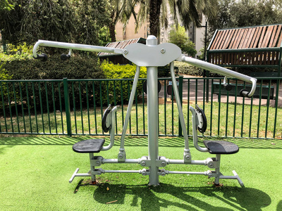 公共公園與家居用品 融合健身的現(xiàn)代生活新方式